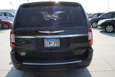 2015 Chrysler Town & Country, $10995. Photo 4
