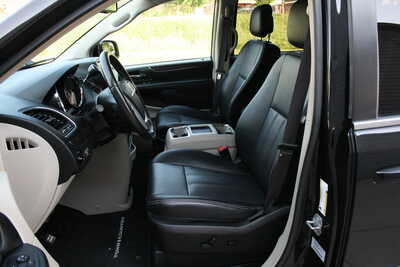 2015 Chrysler Town & Country, $10995. Photo 5