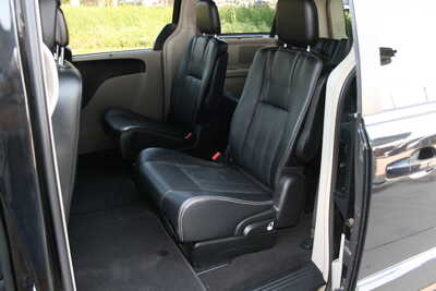 2015 Chrysler Town & Country, $10995. Photo 6