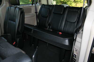 2015 Chrysler Town & Country, $10995. Photo 7