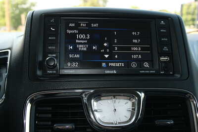 2015 Chrysler Town & Country, $10995. Photo 10