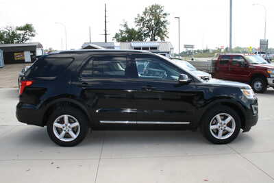 2017 Ford Explorer, $13295. Photo 2