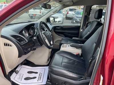 2015 Chrysler Town & Country, $7544. Photo 3