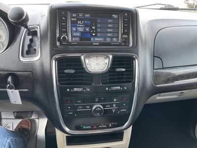2015 Chrysler Town & Country, $7544. Photo 8