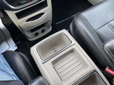 2015 Chrysler Town & Country, $7544. Photo 9