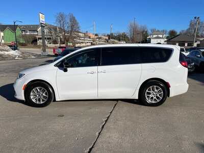 2024 Chrysler Pacifica, $28959. Photo 2