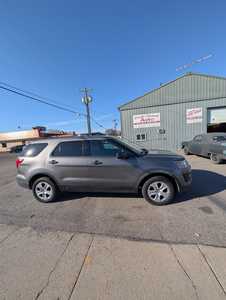 2017 Ford Explorer, $11695. Photo 2