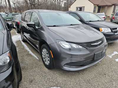 2018 Chrysler Pacifica, $8999. Photo 2