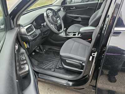 2017 Kia Sorento, $11999. Photo 3