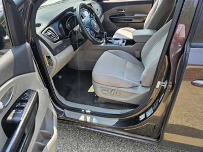 2016 Kia Sedona, $9999. Photo 2