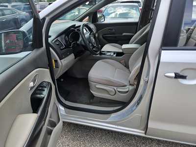 2016 Kia Sedona, $6999. Photo 2