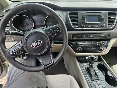 2016 Kia Sedona, $6999. Photo 5