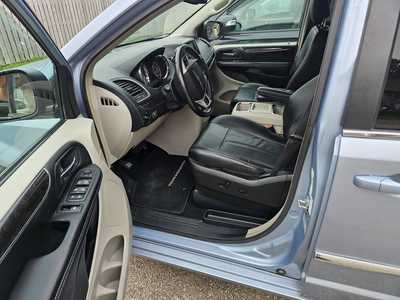 2016 Chrysler Town & Country, $7999. Photo 2