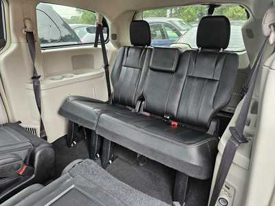 2016 Chrysler Town & Country, $7999. Photo 4