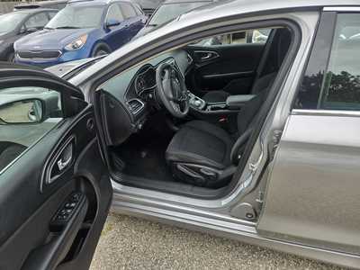 2016 Chrysler 200, $4999. Photo 2