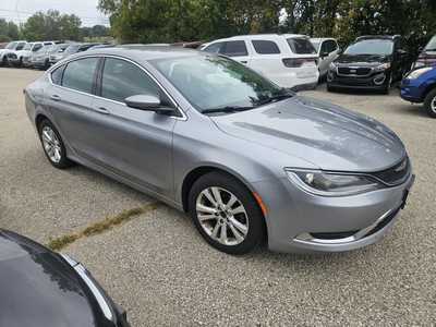 2016 Chrysler 200, $4999. Photo 4