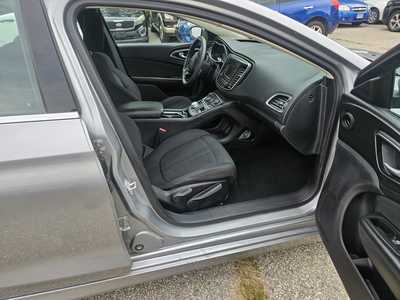2016 Chrysler 200, $4999. Photo 5