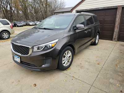 2017 Kia Sedona, $1999. Photo 1