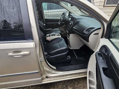 2014 Chrysler Town & Country, $6999. Photo 3