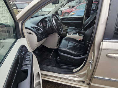 2014 Chrysler Town & Country, $6999. Photo 4