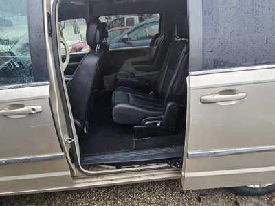 2014 Chrysler Town & Country, $6999. Photo 5