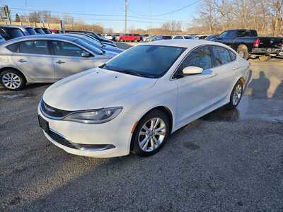 2015 Chrysler 200, $6999. Photo 2