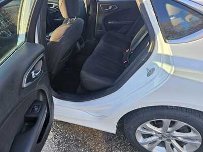 2015 Chrysler 200, $6999. Photo 7