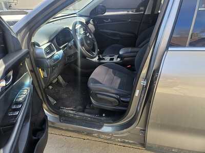 2017 Kia Sorento, $9999. Photo 4