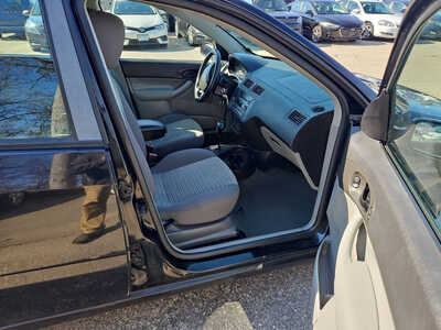 2007 Ford Focus, $1999. Photo 4