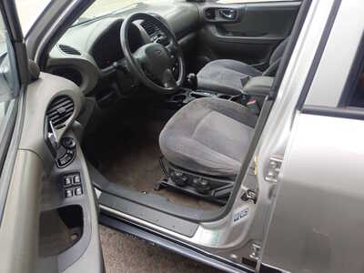 2004 Hyundai Santa Fe, $1999. Photo 2