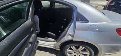2012 Chrysler 200, $3999. Photo 3