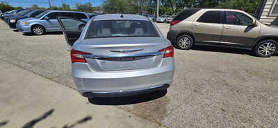 2012 Chrysler 200, $3999. Photo 4