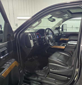 2015 Chevrolet 2500 Crew Cab, $28495. Photo 7