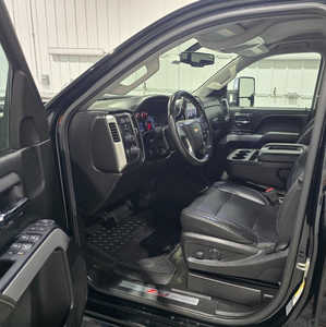 2017 Chevrolet 3500 Crew Cab, $29995. Photo 7