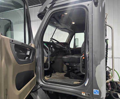 2018 Freightliner , $19900. Photo 8