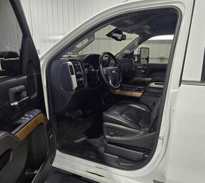 2017 Chevrolet 3500 Crew Cab, $33995. Photo 7