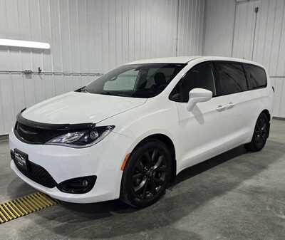2018 Chrysler Pacifica, $15995. Photo 2