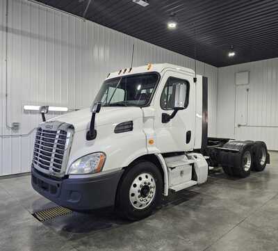 2015 Freightliner , $24995. Photo 2