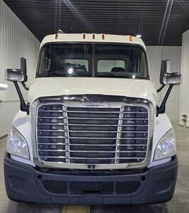 2015 Freightliner , $24995. Photo 3