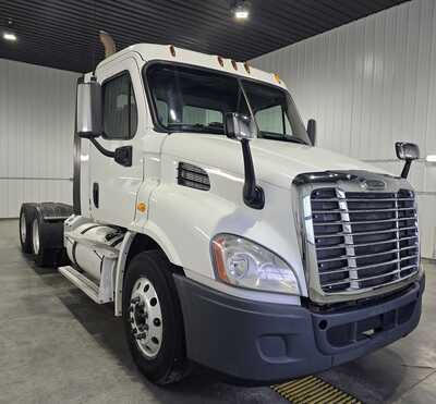 2015 Freightliner , $24995. Photo 4