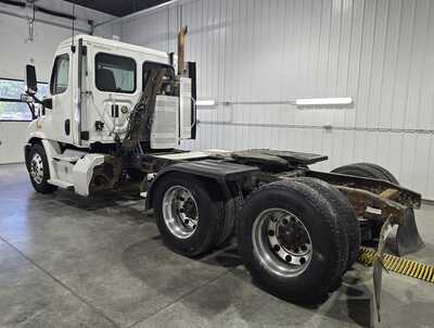 2015 Freightliner , $24995. Photo 6