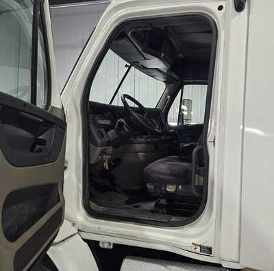 2015 Freightliner , $24995. Photo 7