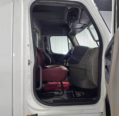 2015 Freightliner , $24995. Photo 8