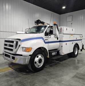 2004 Ford F450-8000, $29995. Photo 2