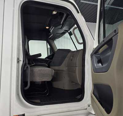 2016 Freighliner , $19995. Photo 7