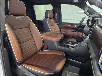 2024 GMC 2500 Crew Cab, $81995. Photo 8