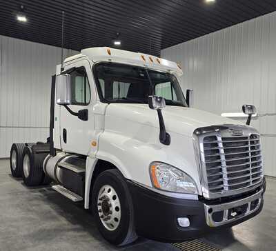 2017 Freightliner , $19995. Photo 4