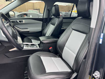 2022 Ford Explorer, $34500. Photo 5