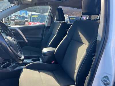 2017 Toyota RAV4, $15000. Photo 5