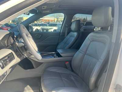 2020 Lincoln Aviator, $27695. Photo 5